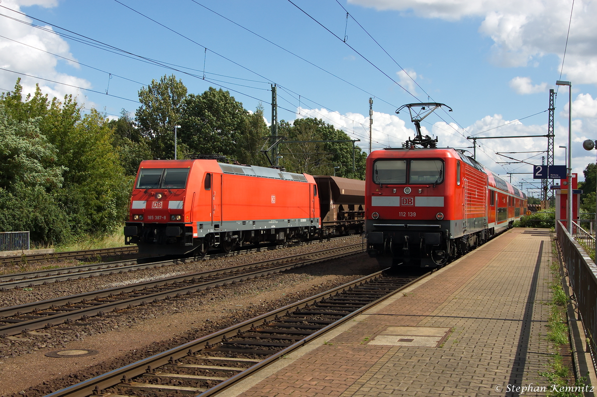 185 387-8 DB Schenker Rail Deutschland AG mit einem Facns Ganzzug in Niederndodeleben und fuhr in Richtung Braunschweig weiter. Zur gleichen Zeit hatte die 112 139 mit der RB40 (RB 17921) von Braunschweig Hbf nach Burg(Magdeburg) ausfahrt. 12.08.2014 
