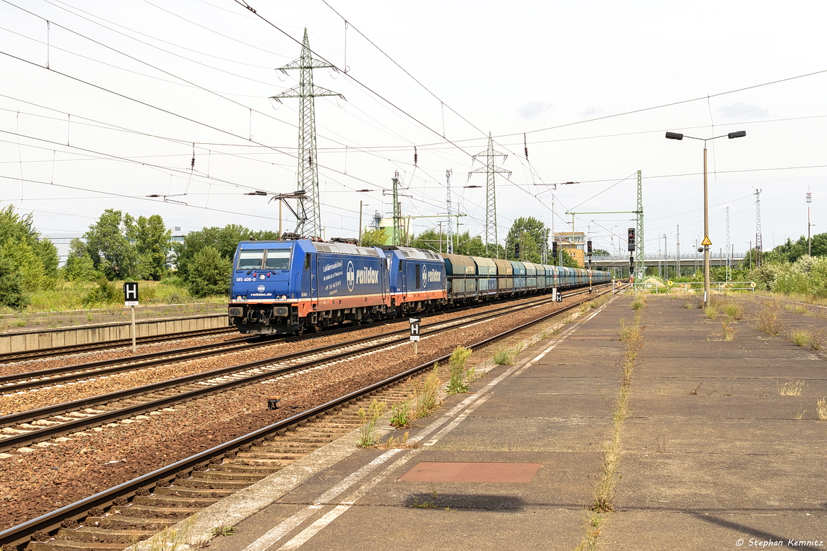 185 409-0 Raildox GmbH & Co. KG mit der Wagenlok 076 109-2 und einem PKP Kohlezug in Berlin-Schönefeld Flughafen und fuhr weiter in Richtung Glasower Damm. 18.07.2018