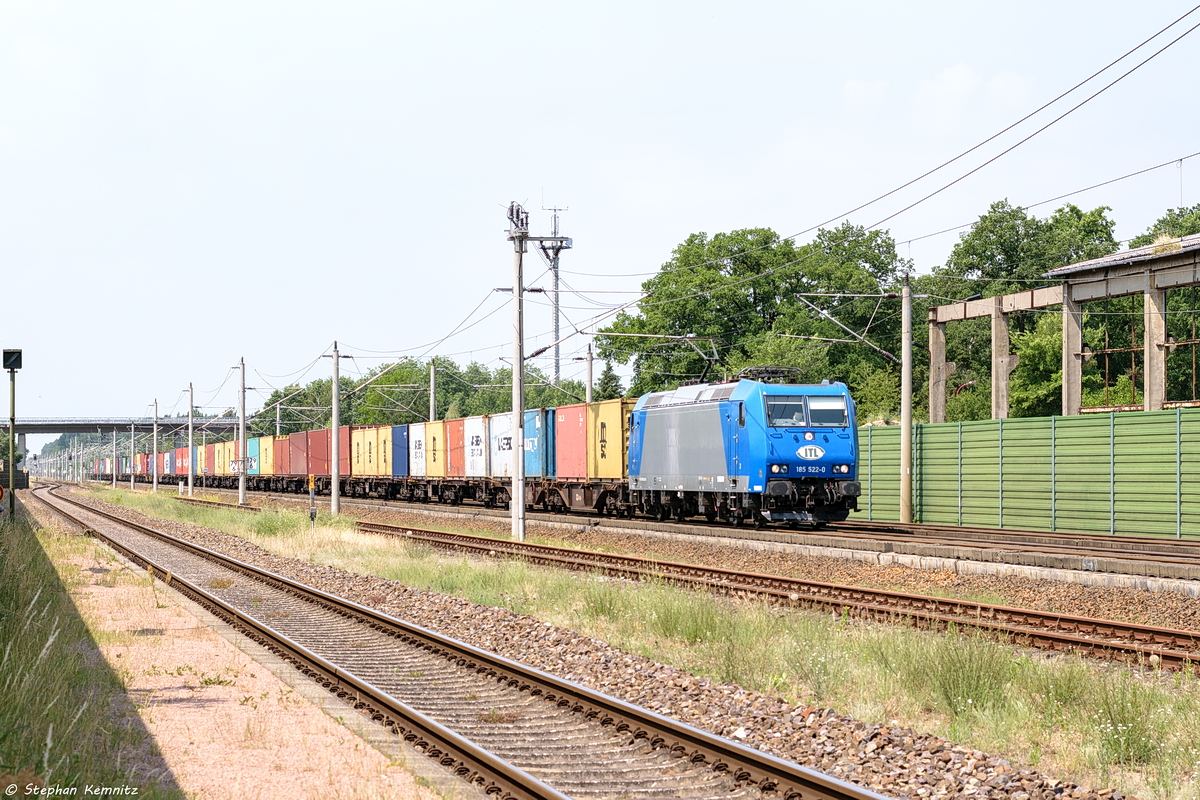 185 522-0 ITL - Eisenbahngesellschaft mbH mit einem Containerzug in Großwudicke und fuhr weiter in Richtung Rathenow. 09.06.2018