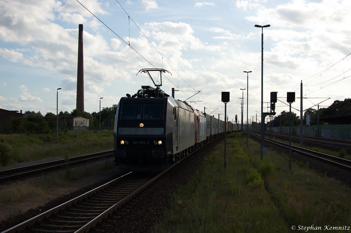 185 555-0 MRCE Dispolok GmbH für CTL Logistics GmbH mit der Wagenlok 482 034-6 und einem Containerzug, bei der Einfahrt in Rathenow und fuhr in Richtung Wustermark weiter. 22.06.2014