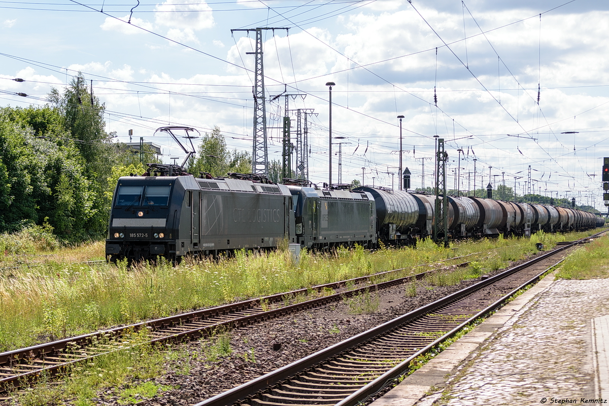185 572-5 MRCE - Mitsui Rail Capital Europe GmbH für CTL Logistics GmbH mit der Wagenlok 193 872-9 und einem Kesselzug  Umweltgefährdender Stoff, flüssig  in Stendal und fuhr weiter in Richtung Magdeburg. 04.07.2017