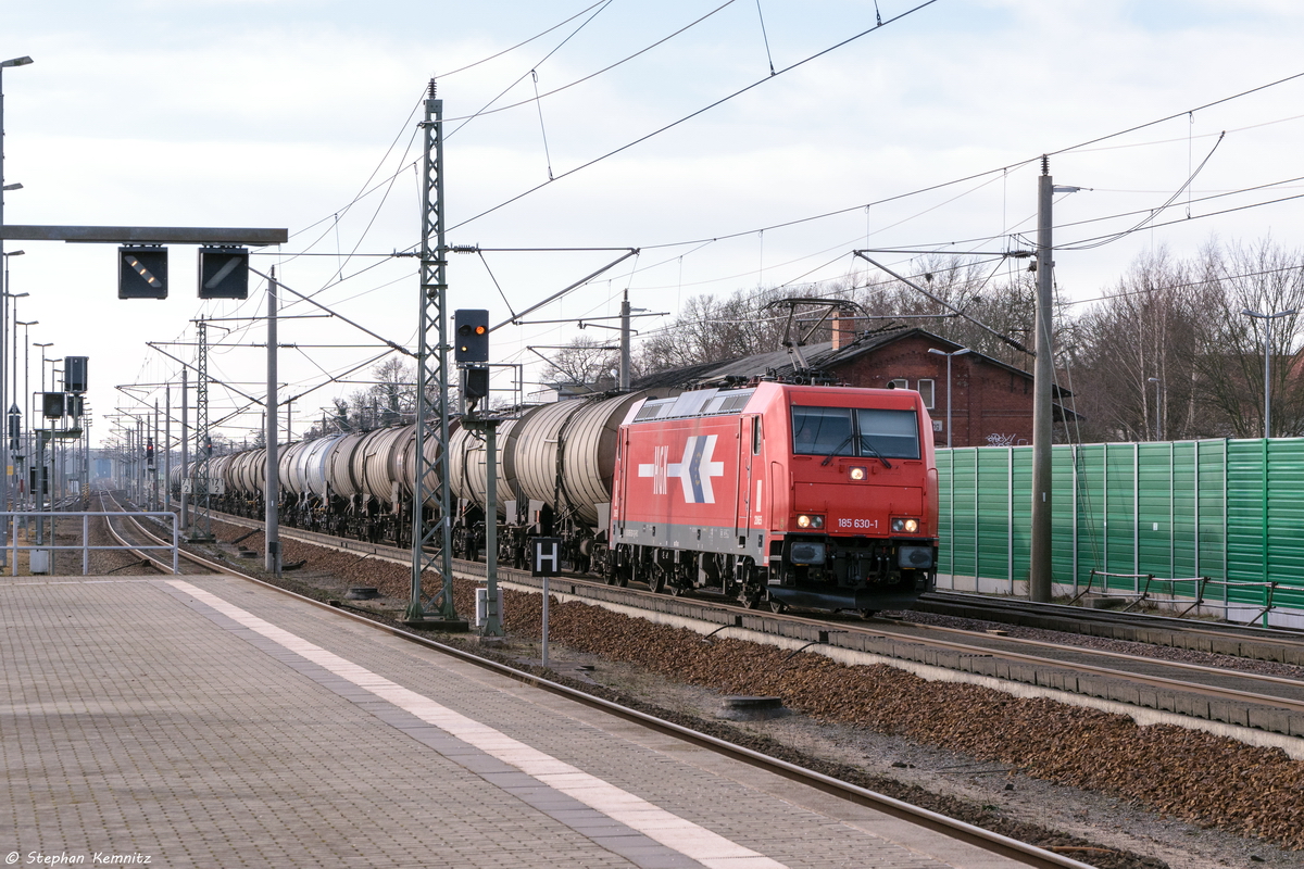 185 630-1 Alpha Trains für RheinCargo GmbH & Co. KG mit einem Kesselzug  Umweltgefährdender Stoff, flüssig  in Rathenow und fuhr weiter in Richtung Wustermark. 14.01.2016