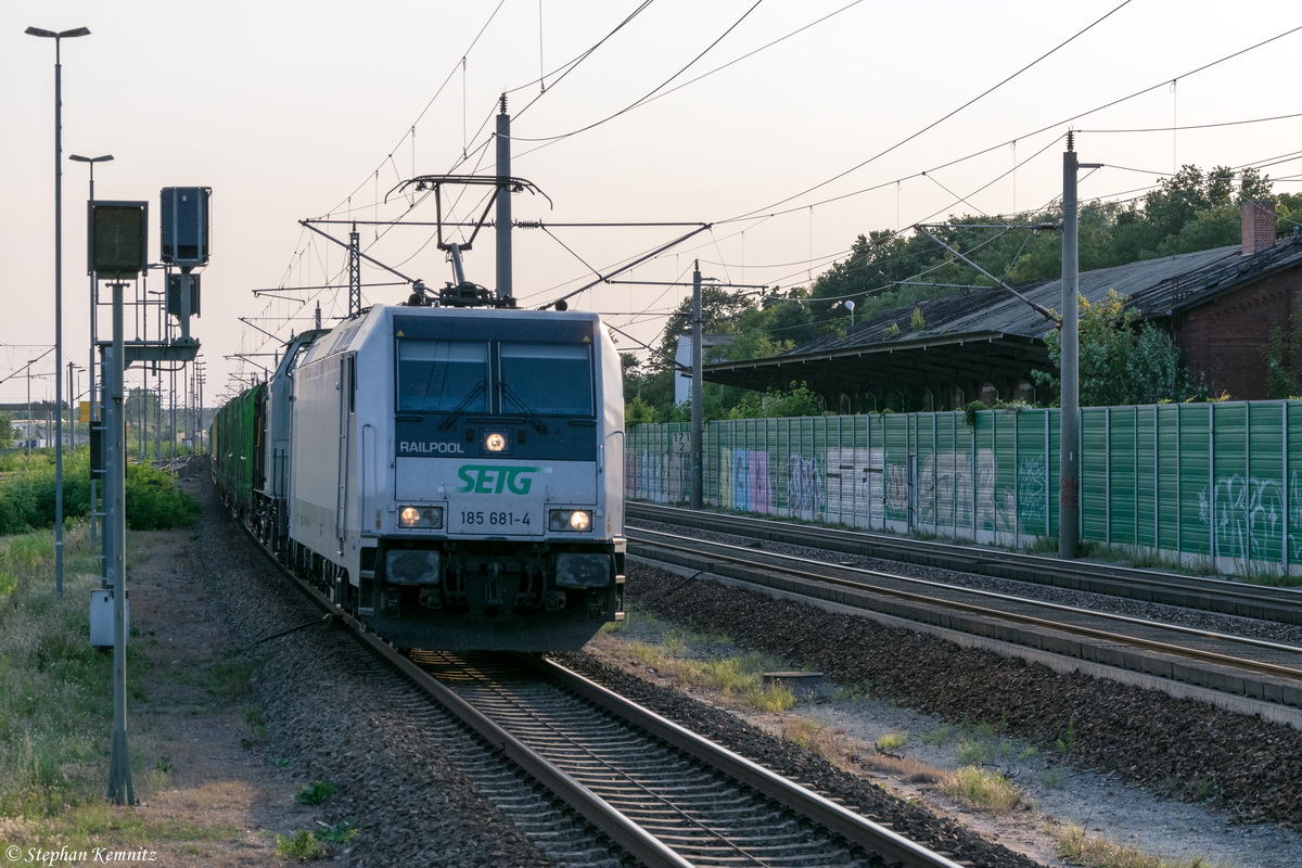 185 681-4 Railpool GmbH für SETG - Salzburger Eisenbahn TransportLogistik GmbH mit der Wagenlok 202 287-9 und einem leeren Holzzug in Rathenow und fuhr weiter in Richtung Wustermark. 13.08.2015