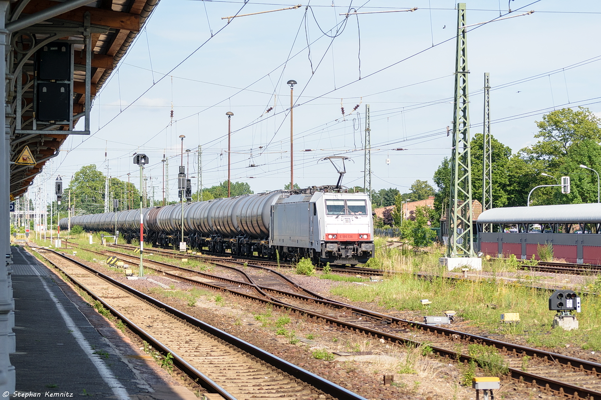 186 136-8 ITL - Eisenbahngesellschaft mbH mit einem Kesselzug  Dieselkraftstoff oder Gasöl oder Heizöl (leicht)  in Stendal und fuhr weiter in Richtung Salzwedel. 27.06.2017