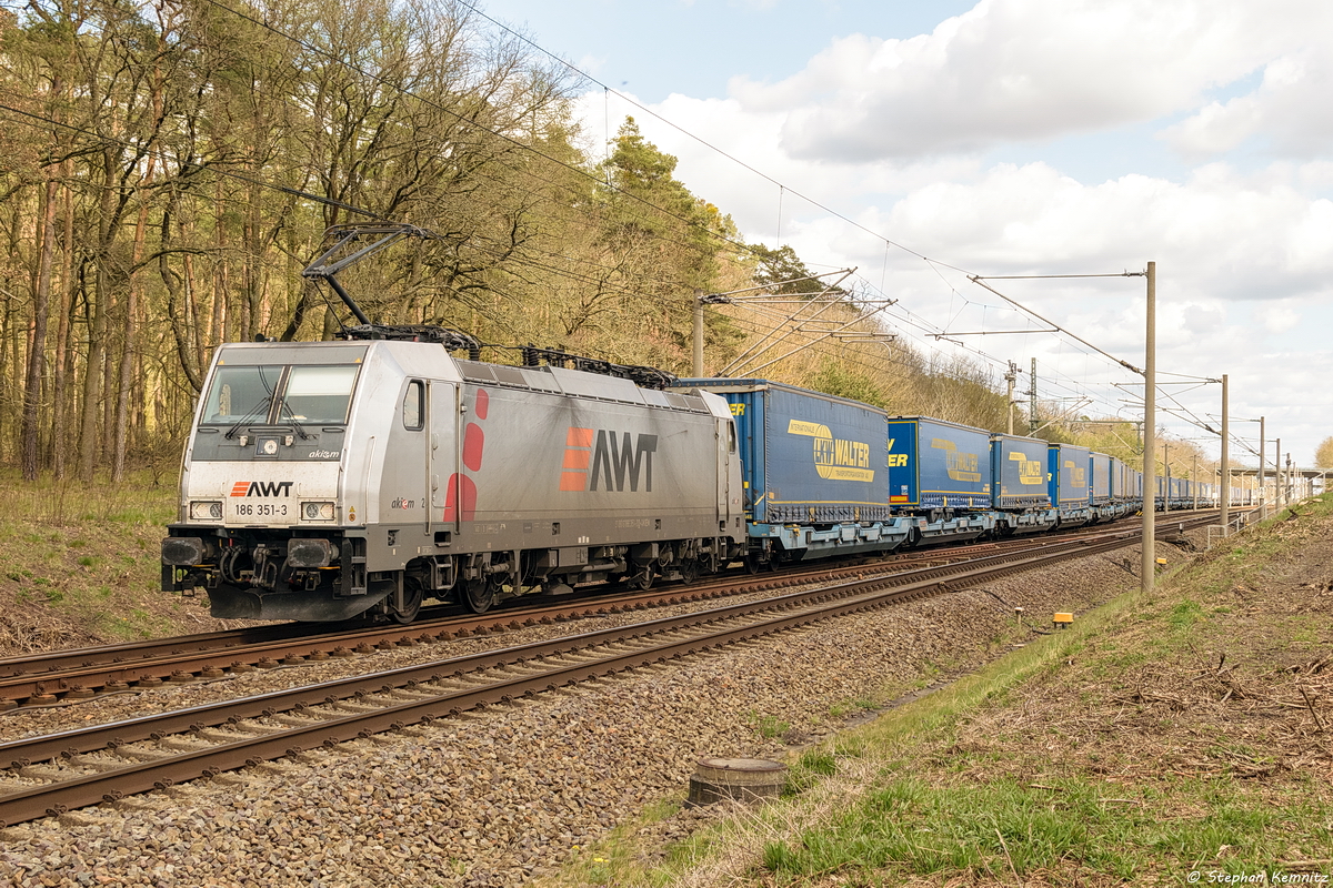 186 351-3 PKP CARGO INTERNATIONAL a.s. mit dem KLV  LKW Walter  in Nennhausen und fuhr weiter in Richtung Stendal. 09.04.2020