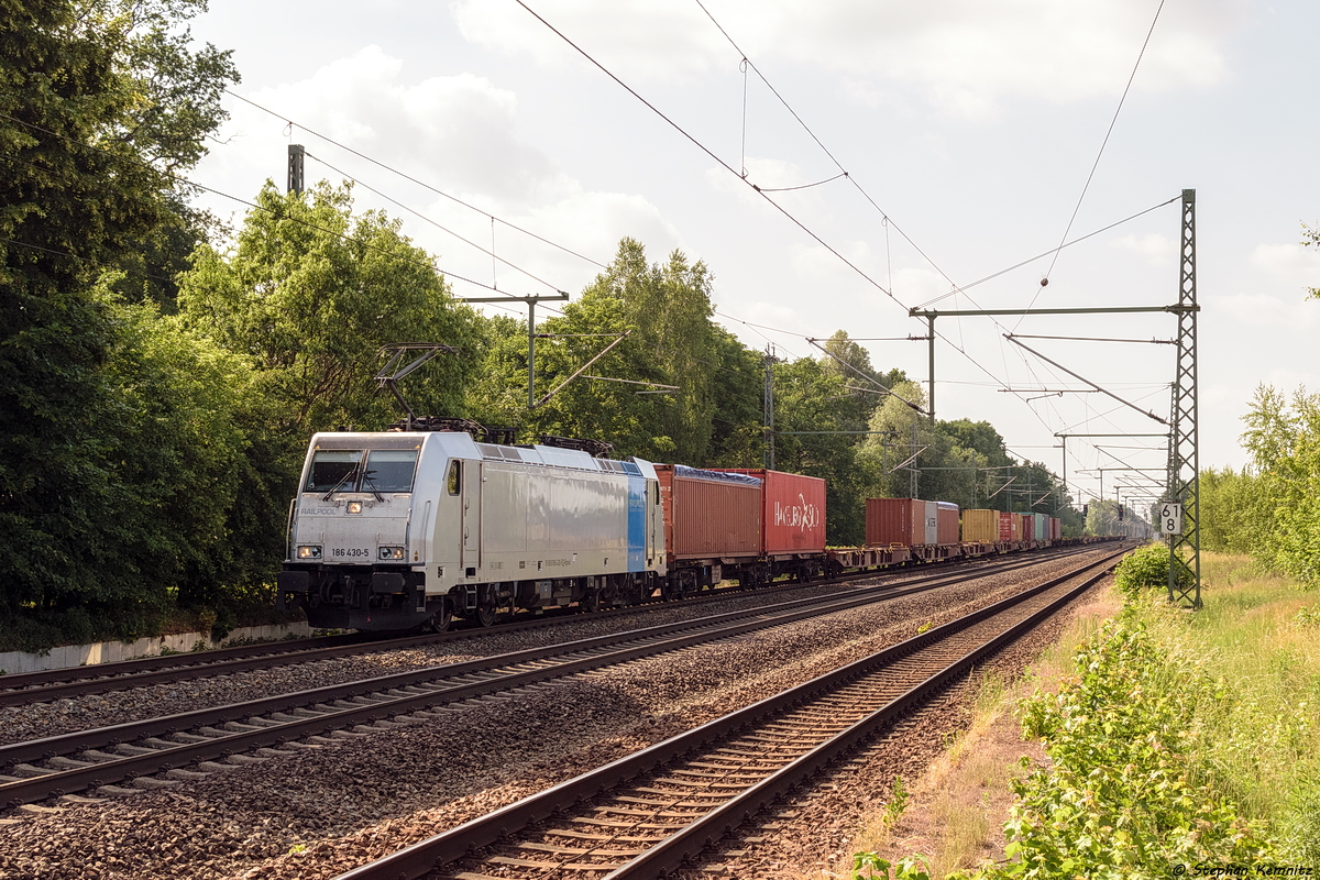 186 430-5 Railpool GmbH für METRANS Rail s.r.o. mit einem Containerzug in Friesack und fuhr weiter in Richtung Nauen. 05.06.2018