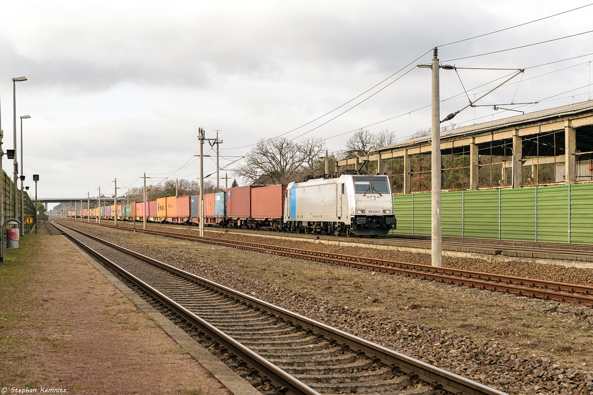 186 430-5 Railpool GmbH für METRANS Rail s.r.o. mit einem Containerzug in Großwudicke und fuhr weiter in Richtung Rathenow. Wegen einer Weichenstörung (Herzstückbruch) in Paulinenaue, wurde der Containerzug über Großwudicke umgeleitet. 08.02.2019