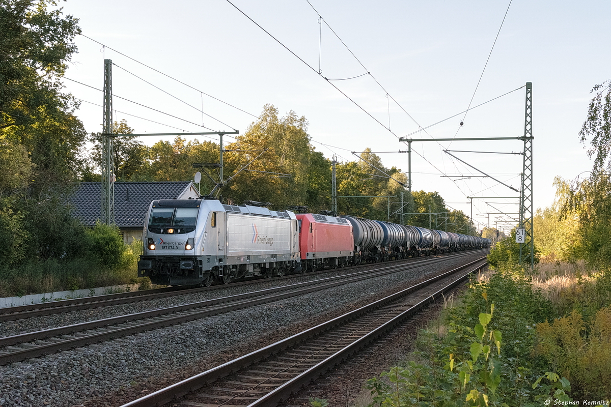 187 074-0 RheinCargo GmbH & Co. KG mit der Wagenlok 145 090-7 und einem Kesselzug  Benzin oder Ottokraftstoffe  in Freisack und fuhr weiter in Richtung Nauen. 21.09.2019