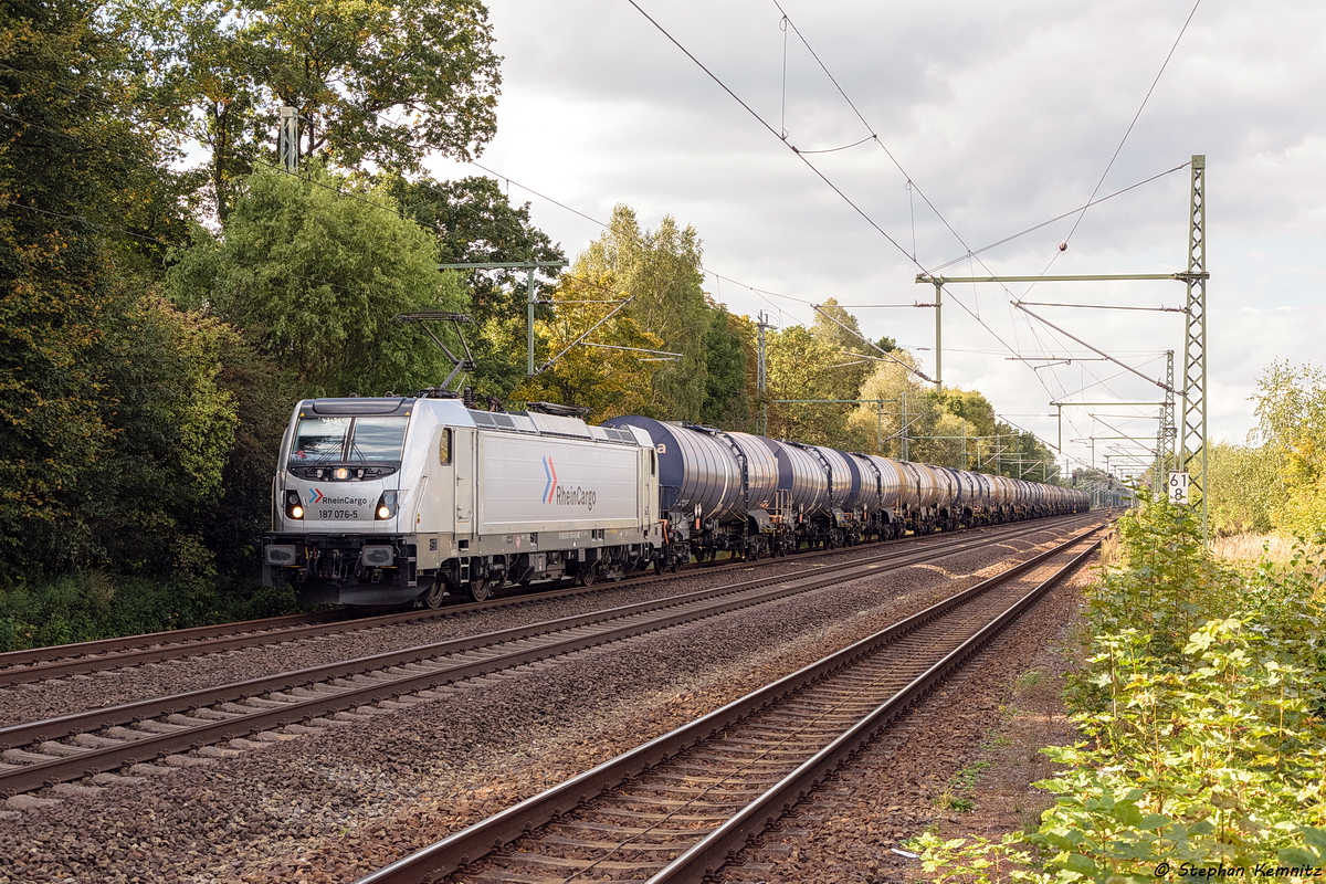 187 076-5 RheinCargo GmbH & Co. KG mit einem Kesselzug  Umweltgefährdender Stoff, flüssig  in Friesack und fuhr weiter in Richtung Nauen. 22.09.2017