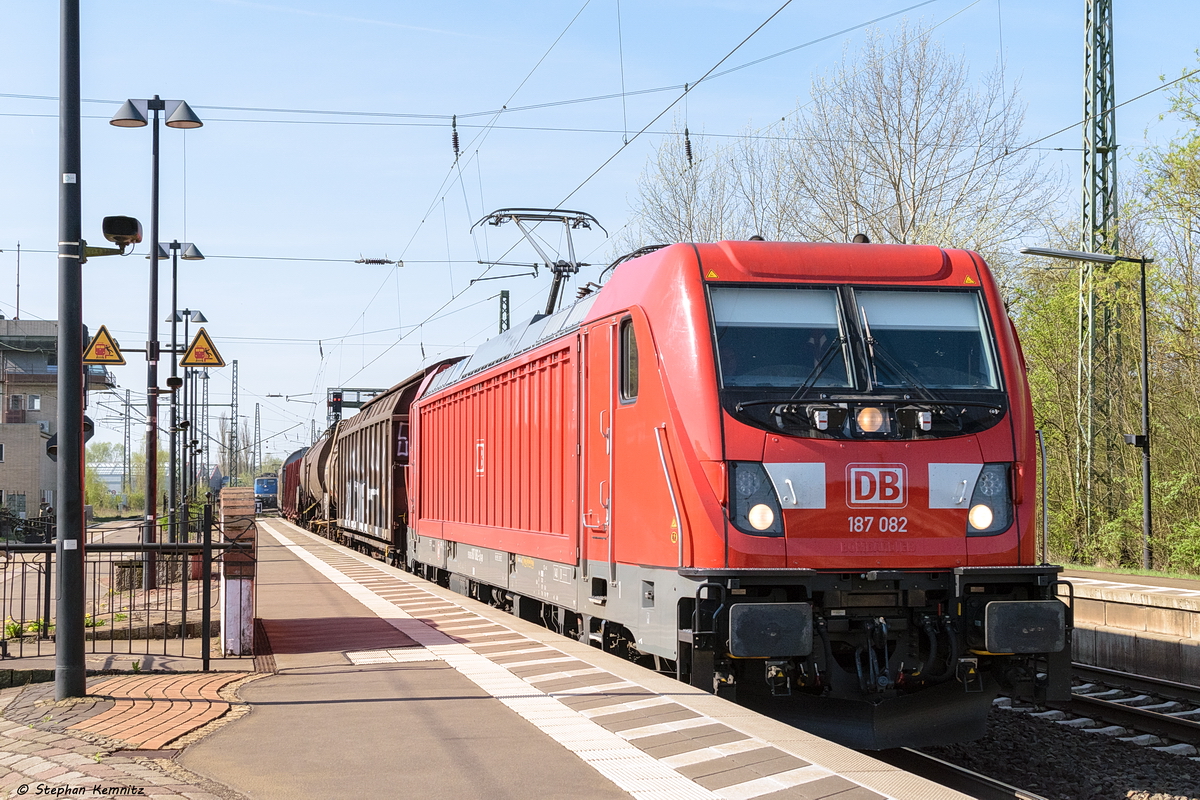 187 082-3 DB Cargo mit einem gemischtem Güterzug in Uelzen und fuhr weiter in Richtung Lüneburg. 20.04.2018