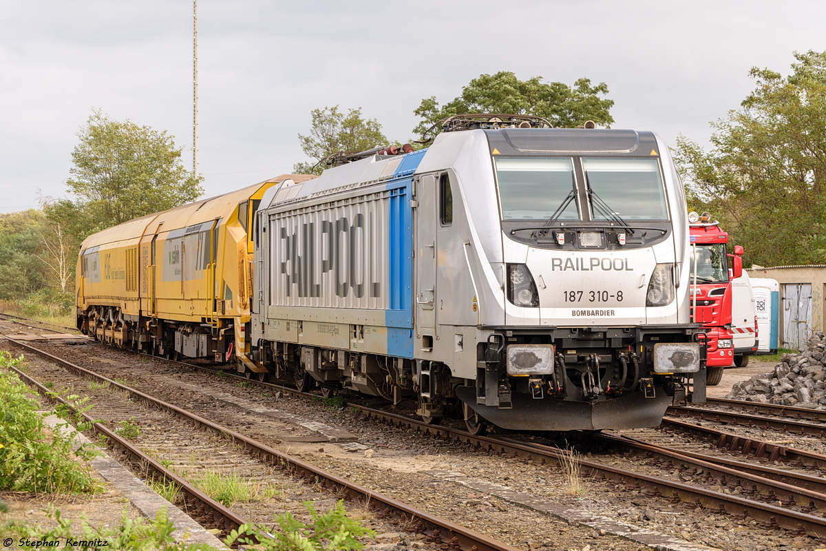 187 310-8 Railpool GmbH für evb logistik, stand mit einem Schienenschleifzug in Rathenow abgestellt. 13.10.2017