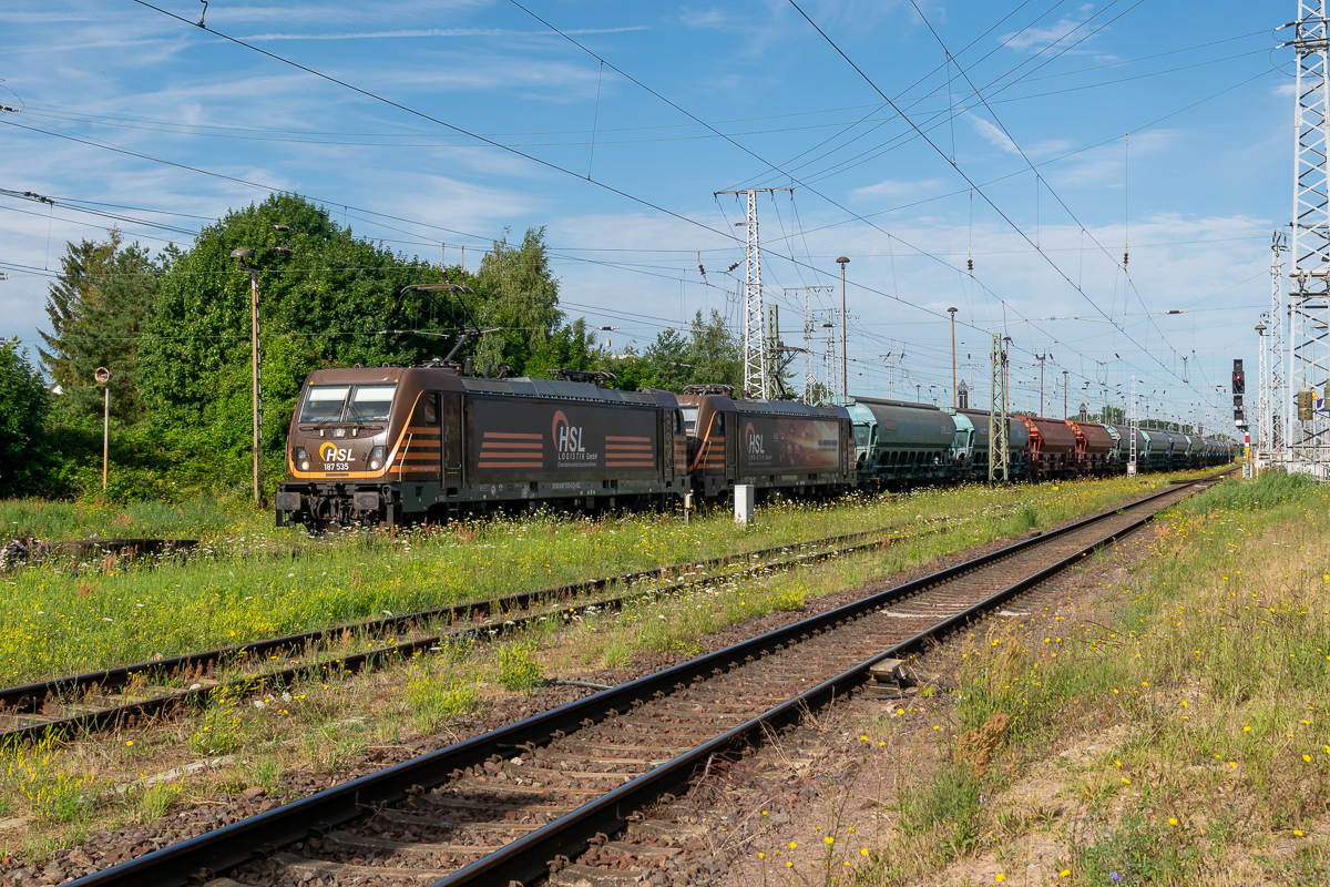 187 535-0 & 187 538-4 HSL Logistik GmbH, mit einem Tadns Ganzzug in Stendal und fuhren weiter in Richtung Magdeburg. 06.07.2024