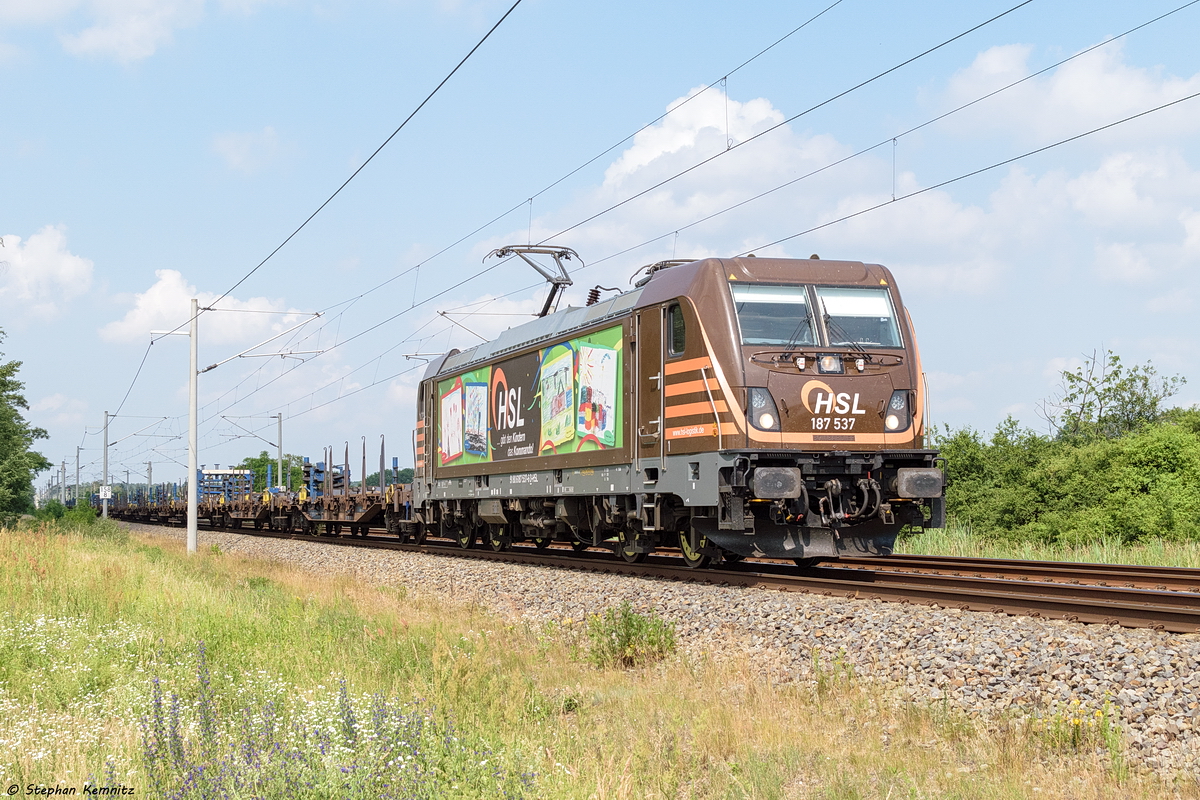 187 537-6 HSL Logistik GmbH mit einem Schienen Transportzug in Nennhausen und fuhr weiter in Richtung Wustermark. 26.06.2020