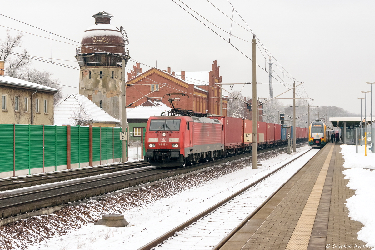 189 063-1 DB Cargo mit einem Containerzug in Rathenow und fuhr weiter in Richtung Stendal. 17.01.2016