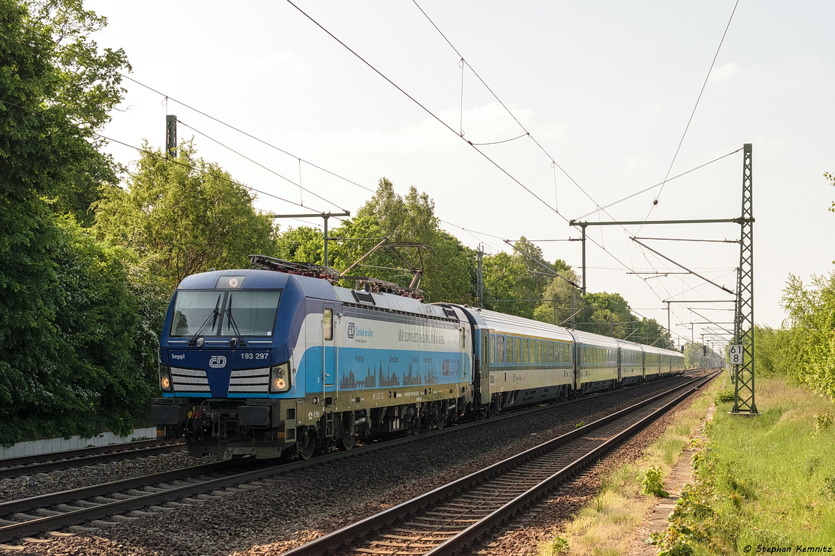193 297-9  Seppl  ELL - European Locomotive Leasing für ČD - České dráhy a.s. mit dem EC 179  Alois Negrelli  von Hamburg-Altona nach Praha hl.n. in Friesack. 12.05.2018