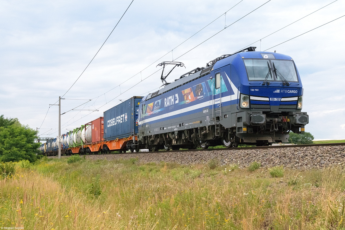 193 793-7 RTB CARGO GmbH mit einem Containerzug in Nennhausen und fuhr weiter in Richtung Wustermark. 03.08.2021