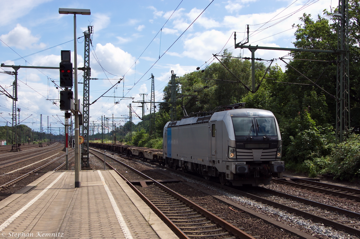193 804-2 Railpool GmbH für EVB - Eisenbahnen and Verkehrsbetriebe Elbe-Weser GmbH mit einem Containerzug, bei der Durchfahrt in Hamburg-Harburg und fuhr nach Hamburg-Waltershof. 12.07.2014