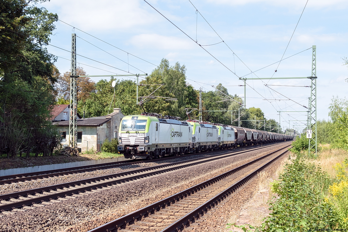 193 891-9  Michael  & 193 784-6 ITL - Eisenbahngesellschaft mbH mit der Wagenlok 193 894-3 und einem Getreidezug in Friesack und fuhren weiter in Richtung Nauen. 18.08.2018