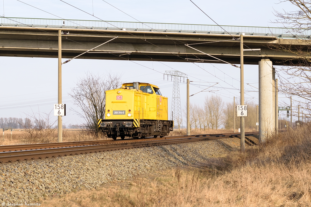 203 314-0 DB Netz AG kam solo durch Nennhausen und fuhr weiter in Richtung Rathenow. 05.03.2018