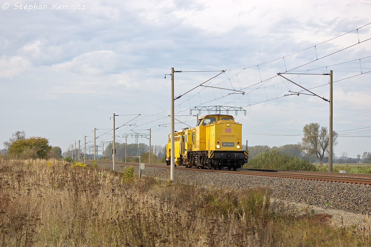 203 316-5 DB Netz AG mit einer Universalstopfmaschine Unimat Sprinter EMS 662 am Haken in Vietznitz und fuhr in Richtung Nauen weiter. 19.10.2013 