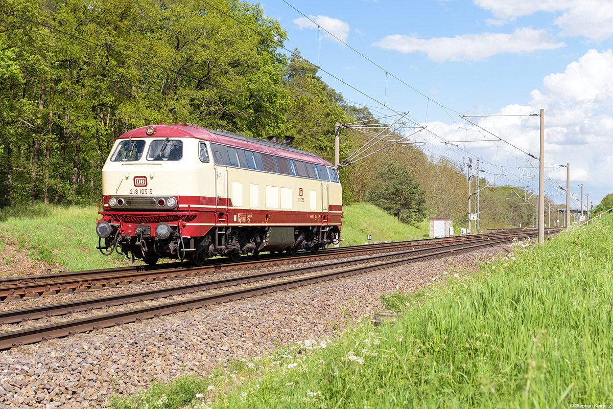 218 105-5 NeSA Eisenbahn-Betriebsgesellschaft Neckar-Schwarzwald-Alb mbH, kam Lz durch Nennhausen und fuhr weiter in Richtung Rathenow. 21.05.2021