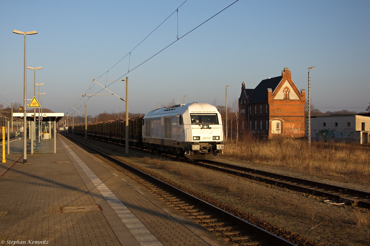 223 143-9 LHG Service Gesellschaft mbH mit einem Holzzug in Rathenow und fuhr weiter in Richtung Stendal. 13.02.2015