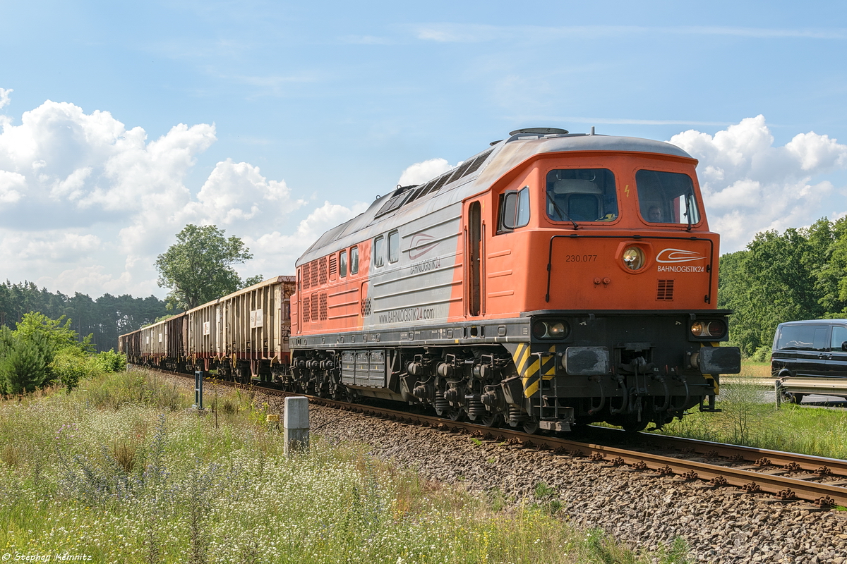230 077-0 Bahnlogistik24 GmbH mit einem leeren Schrottzug von Brandenburg Altstadt nach Wismar in Mögelin. Am Zugende hing die 221 105-0. 18.07.2020