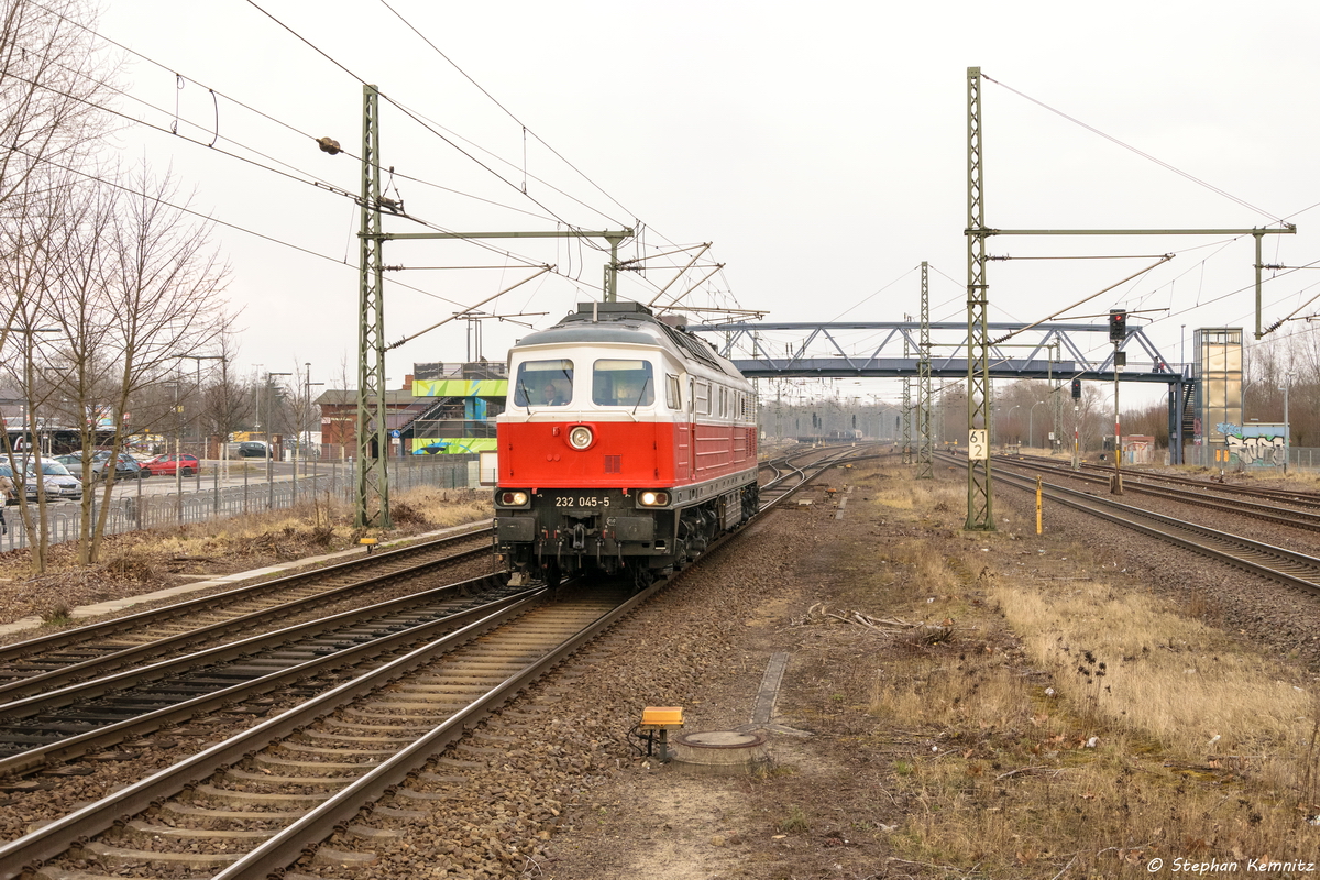232 045-5 DB Cargo fuhr solo durch den Brandenburger Hbf weiter nach Brandenburg Altstadt. 08.03.2016