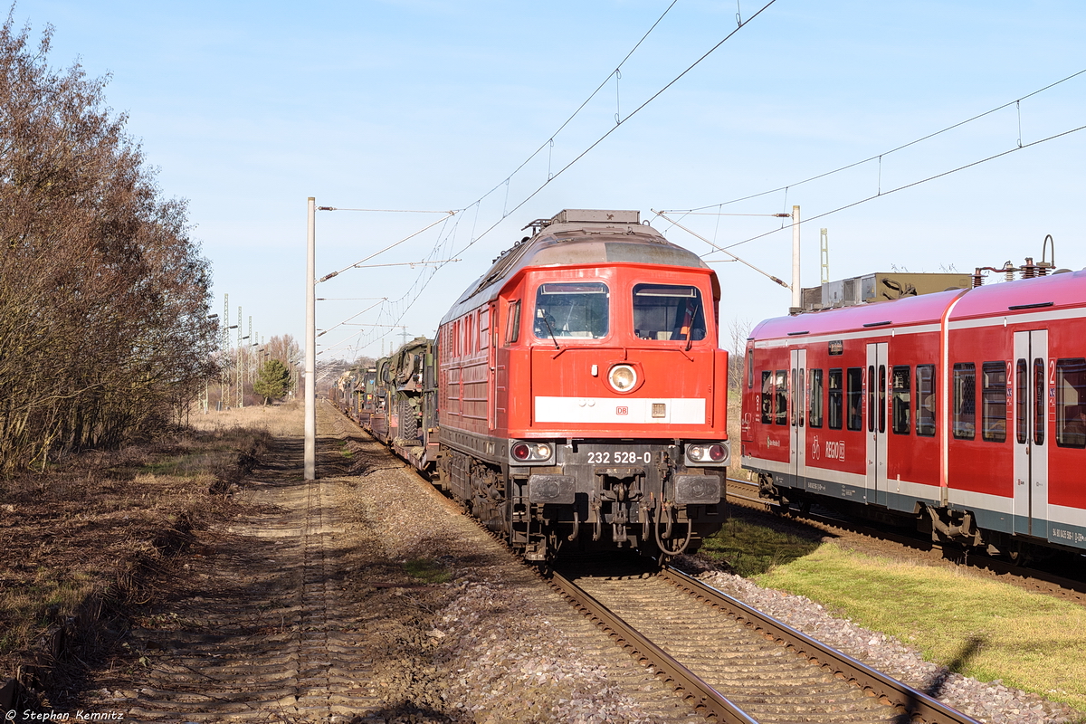 232 528-0 DB Cargo mit einem Militärzug in Demker und fuhr weiter in Richtung Magdeburg. 15.02.2019