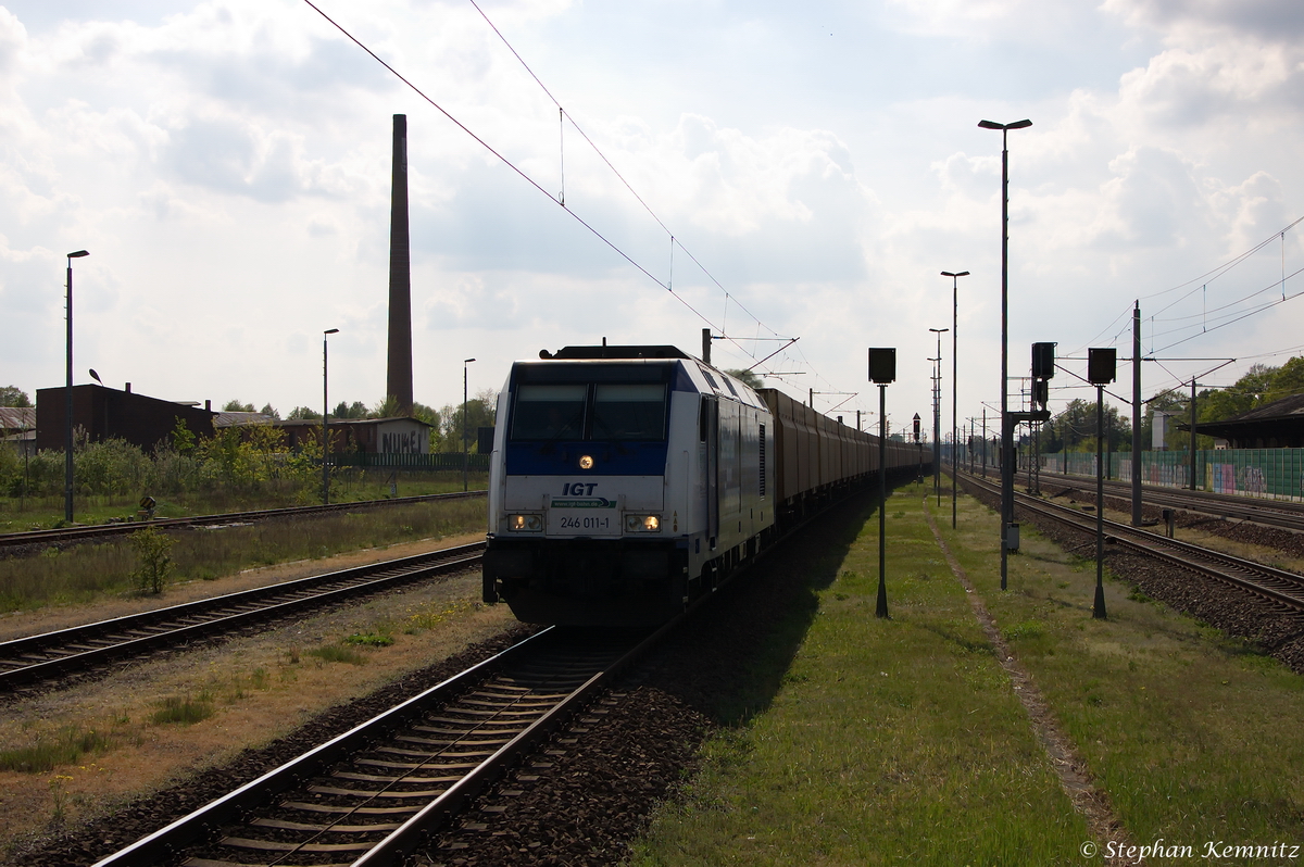 246 011-1 IGT - Inbetriebnahmegesellschaft Transporttechnik mbH für Raildox GmbH & Co. KG mit einem leeren Hackschnitzelzug, bei der Durchfahrt in Rathenow und fuhr in Richtung Wustermark weiter. 26.04.2014