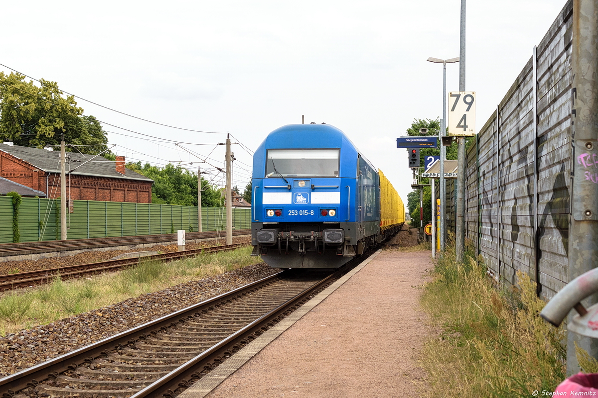 253 015-8 PRESS (223 052-2) mit einem Holzzug in Großwudicke und fuhr weiter in Richtung Stendal. 16.06.2018