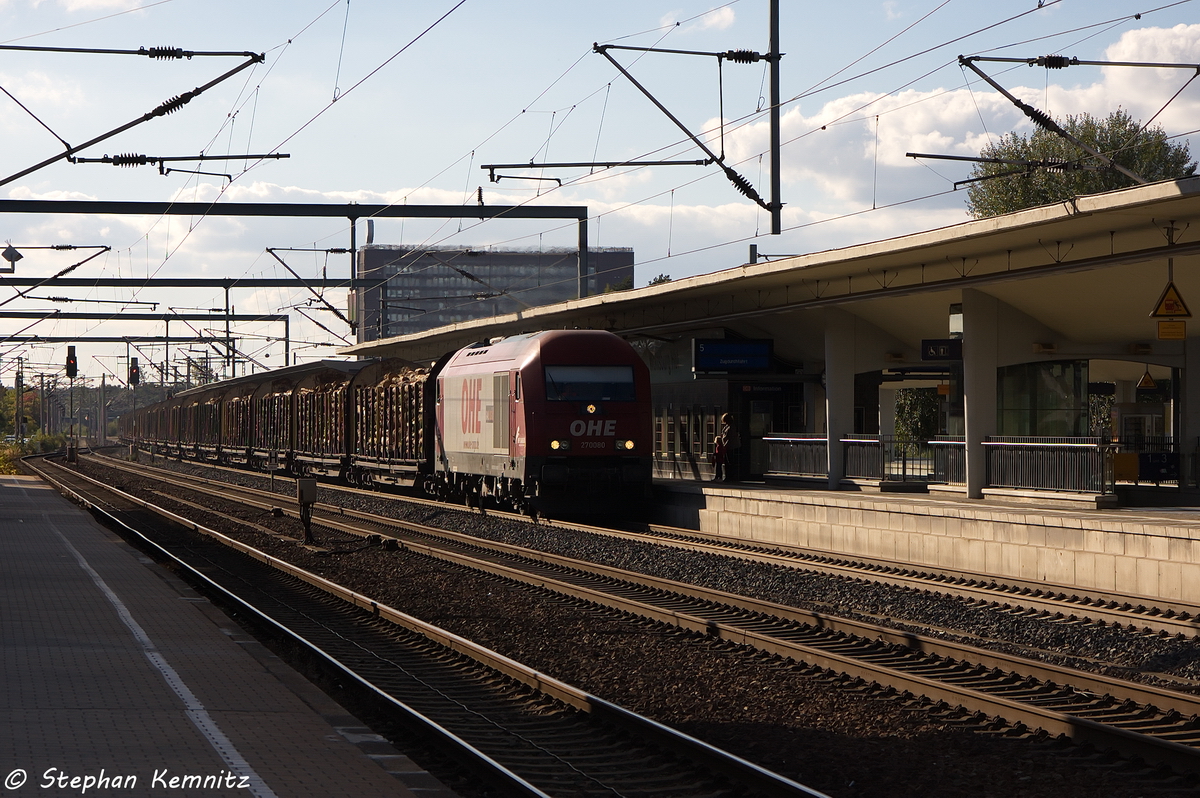 270080 (223 101-7) OHE Cargo GmbH mit einem Holzzug, bei der Durchfahrt in Wolfsburg und fuhr in Richtung Stendal weiter. 28.09.2013