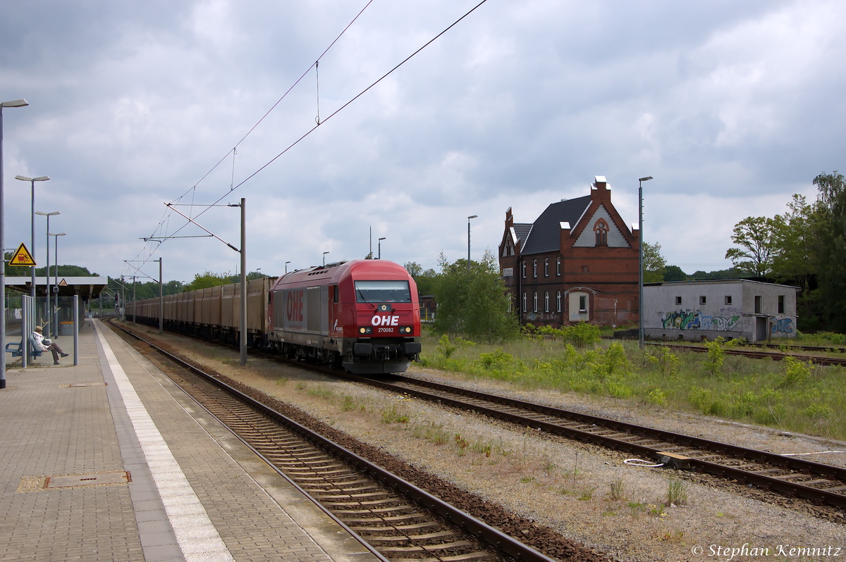 270082 (223 103-3) OHE Cargo GmbH mit einen Hackschnitzelzug in Rathenow und fuhr später in Richtung Stendal weiter. 17.05.2014