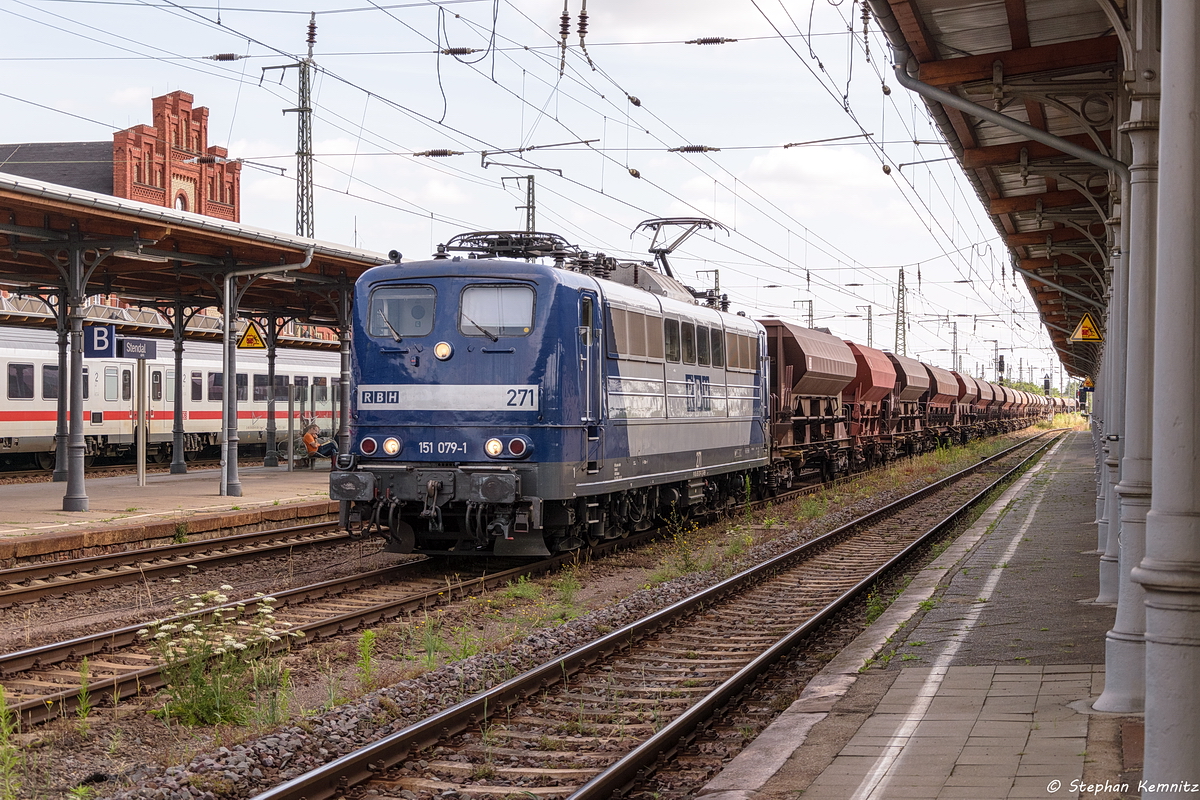 271 (151 079-1) RBH Logistics GmbH mit einem Güterzug in Stendal und fuhr weiter in Richtung Salzwedel. 18.07.2017