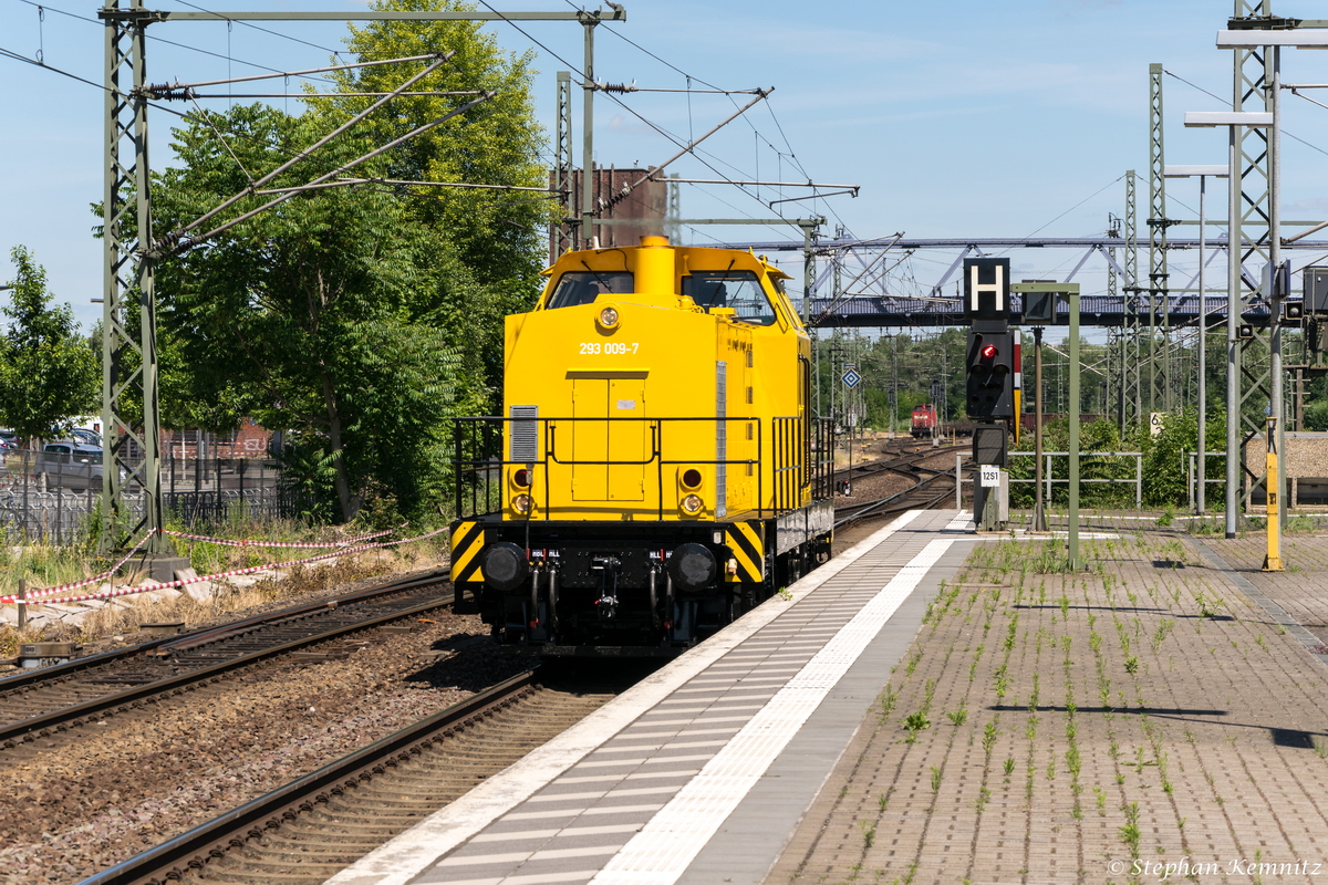 293 009-7 DB Bahnbau Gruppe kam solo durch den Brandenburger Hbf und fuhr weiter in Richtung Magdeburg. 30.06.2015 