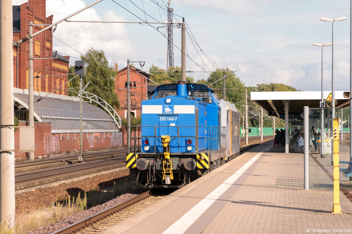 293 046-7 (293 505-4) ASP - Anschlussbahn-Servicegesellschaft Pressnitztalbahn mbH mit der Wagenlok 185 709-4 CargoNet AS als Tfz 93895 in Rathenow weiter Richtung Stendal. 30.09.2016