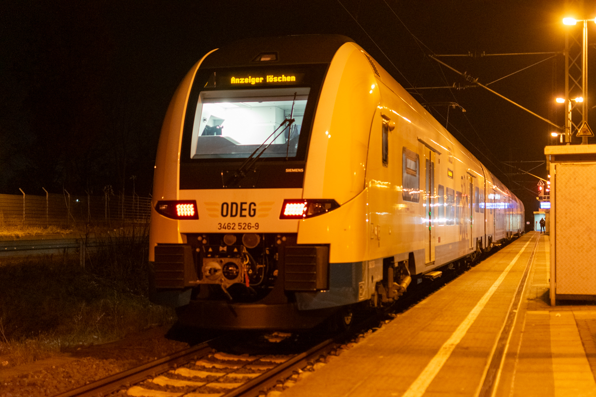 3462 526-9 ODEG - Ostdeutsche Eisenbahn GmbH als RE4 von Ludwigsfelde nach Rathenow, in Ludwigsfelde am 10.12.2022. Eine Woche vor dem Fahrplanwechsel am 11.12.2022, fuhr ein Umlauf auf dem RE4, mit diesen 3462er.