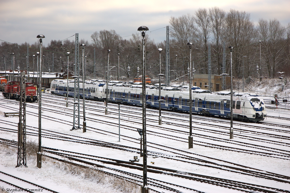 353 (9442 353-0) der National Express Germany GmbH stand im verschneiten Wustermarker Rangierbahnhof abgestellt. Dahinter ein unbekannter dreiteiliger Talent 2 der NXG. 26.12.2014