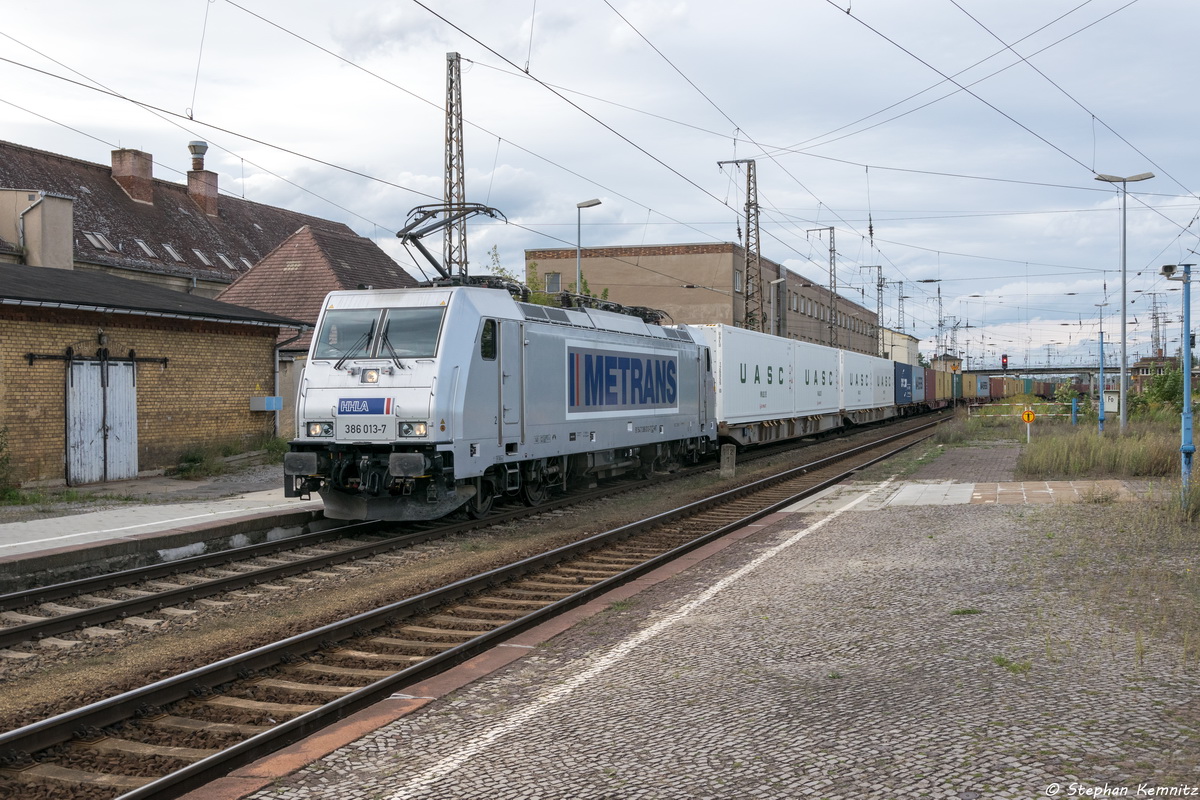 386 013-7 METRANS Rail s.r.o. mit einem Containerzug in Falkenberg(Elster) und fuhr weiter in Richtung Zeithain. 15.09.2015