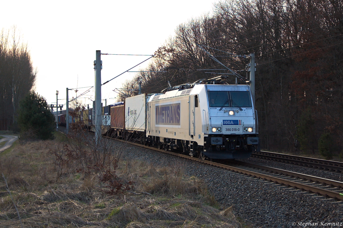 386 016-0 METRANS Rail s.r.o. mit einem Containerzug in Nennhausen und fuhr weiter in Richtung Wustermark. 28.03.2015
