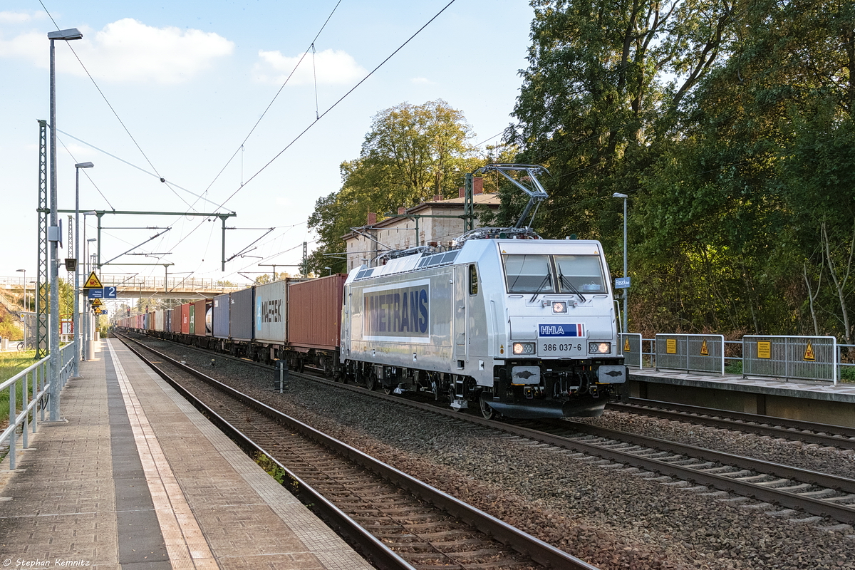 386 037-6 METRANS Rail s.r.o. mit einem Containerzug in Friesack und fuhr weiter in Richtung Wittenberge. 27.09.2018
