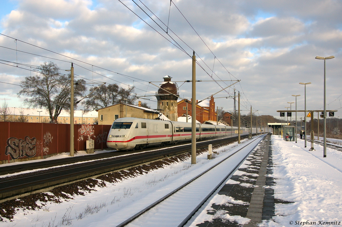 402 018-6  Braunschweig  als ICE 848 von Berlin Ostbahnhof nach Düsseldorf Hbf und 808 005-3  Zwickau  als ICE 858 von Berlin Ostbahnhof nach Köln Hbf in Rathenow. 29.12.2014