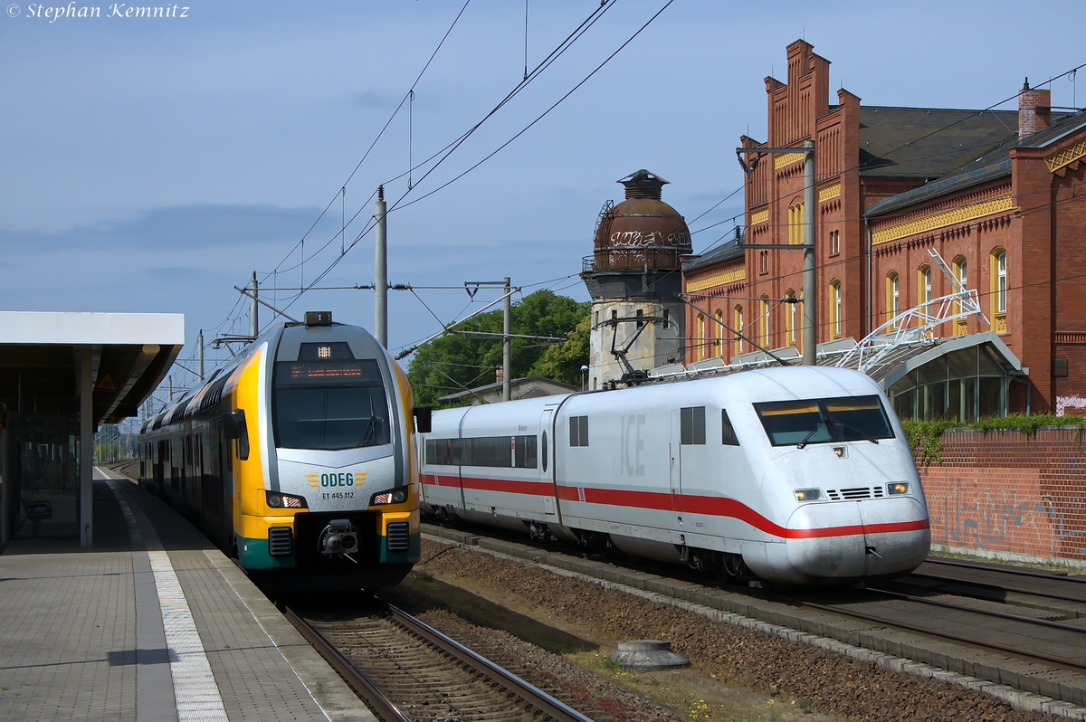 402 037-6  Neustrelitz  als ICE 553 von Koblenz Hbf nach Berlin Ostbahnhof, bei der Durchfahrt in Rathenow. Zur gleichen Zeit stand auf Gleis 1 der ET 445.112 (445 112-6) der ODEG als RE4 (RE 84015) nach Ludwigsfelde bereit. 17.05.2014
