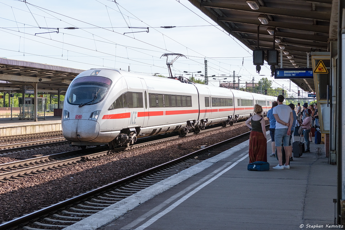 411 566-3  Bingen am Rhein  kam als Leerzug nach Berlin-Schönefeld Flughafen und wartet dort auf den ICE 1508 aus München Hbf. Nachdem koppeln ging es dann weiter nach Hamburg-Altona. 21.06.2017