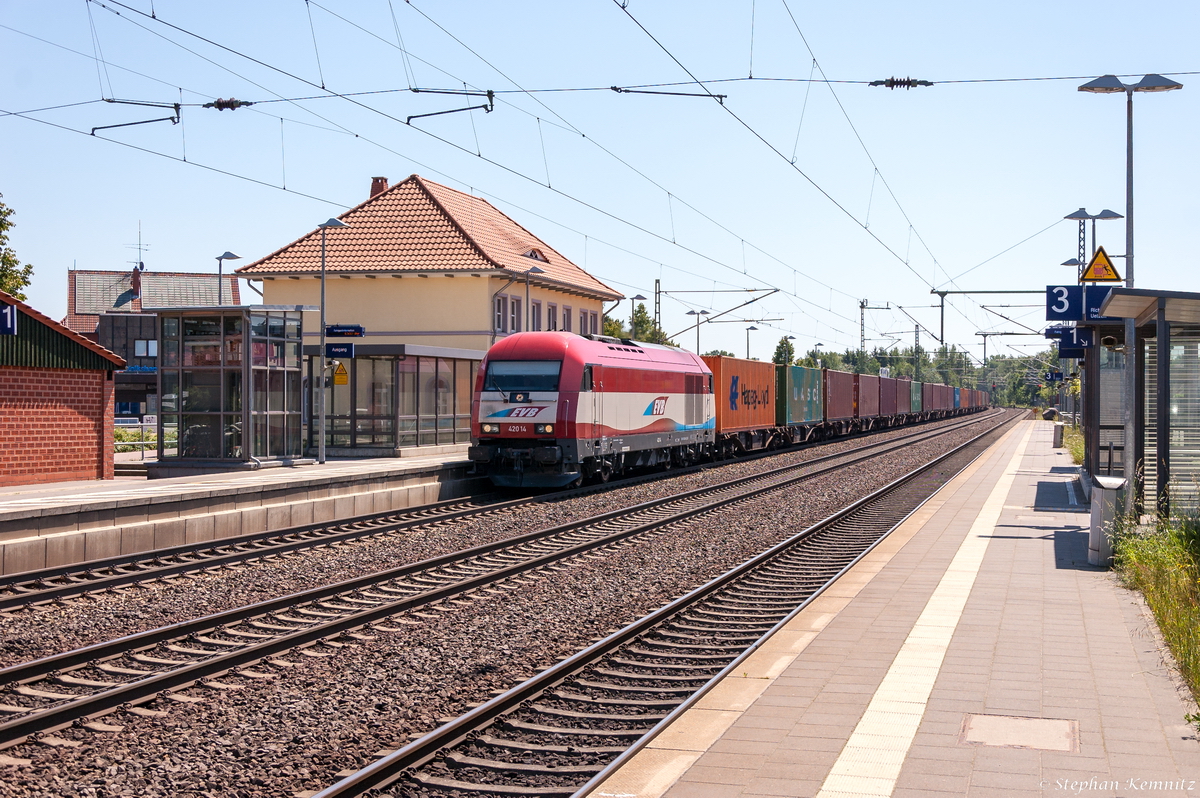 420 14 (223 034-0) EVB - Eisenbahnen und Verkehrsbetriebe Elbe-Weser GmbH mit einem Containerzug in Bienenbüttel und fuhr weiter in Richtung Lüneburg. 05.06.2015
