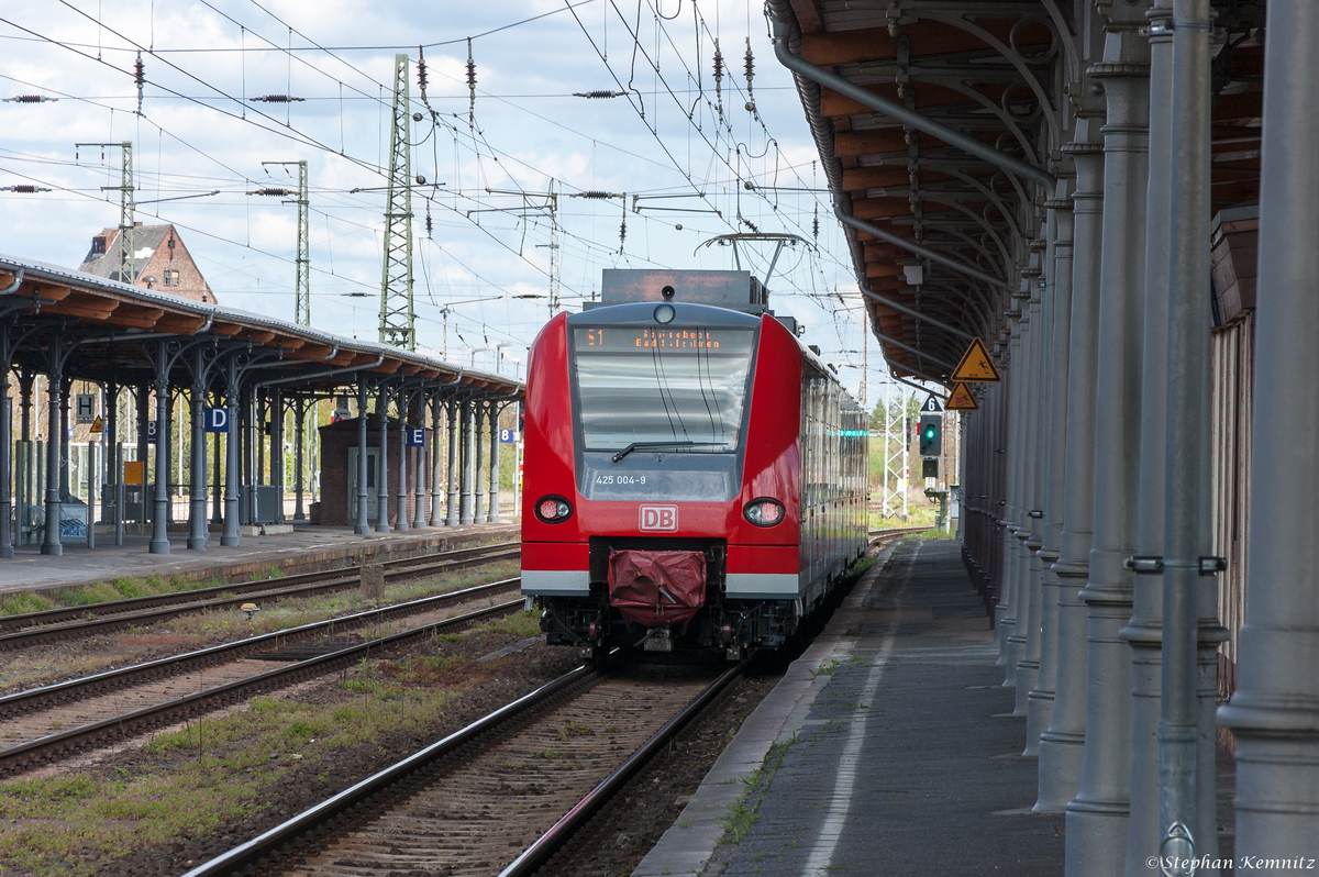 425 004-9 S-Bahn Mittelelbe als S1 (S 17823) von Stendal nach Schönebeck-Bad Salzelmen in Stendal. 02.05.2015