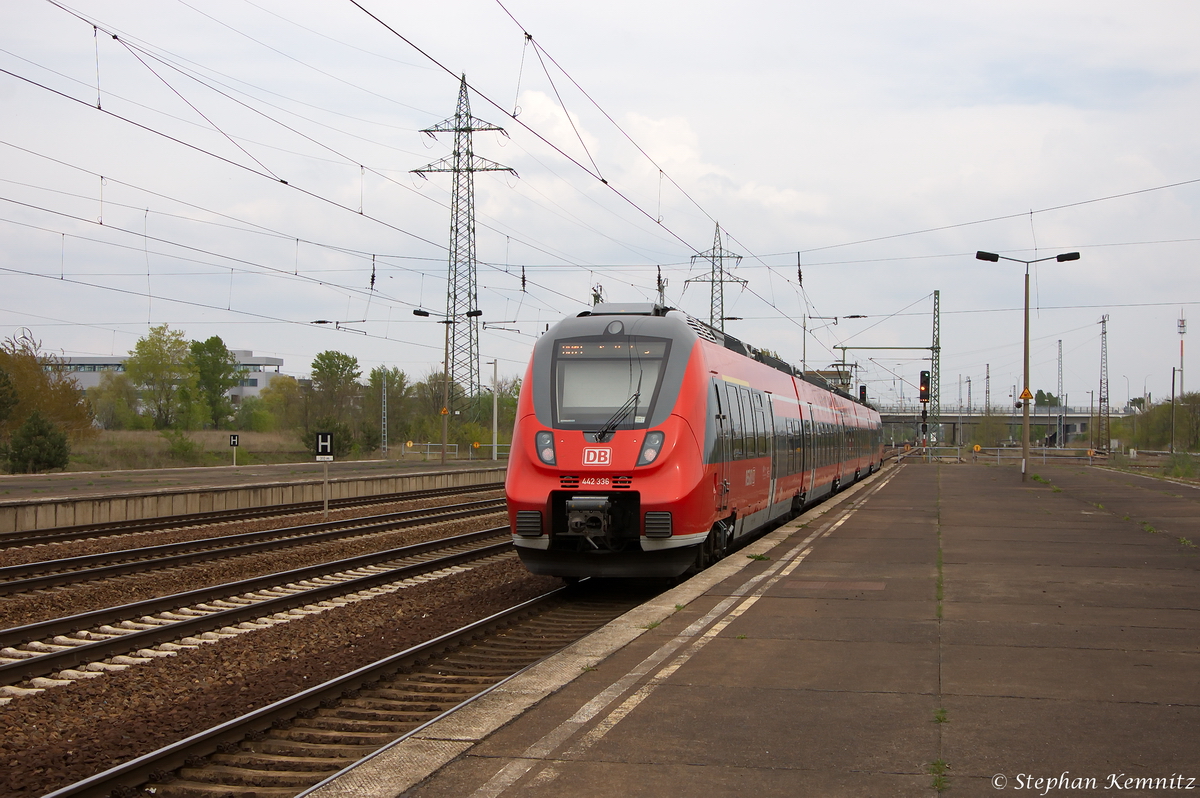 442 833-0 als RE7 (RE 18717) von Wünsdorf-Waldstadt nach Wiesenburg(Mark), bei der Ausfahrt aus Berlin-Schönefeld Flughafen. 22.04.2014