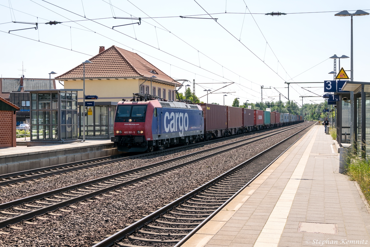 482 001-5 SBB Cargo mit einem Containerzug in Bienenbüttel und fuhr weiter in Richtung Lüneburg. 12.06.2015