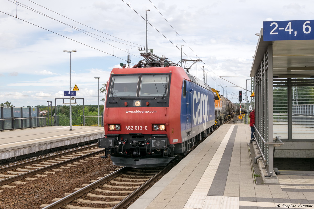 482 013-0 SBB Cargo mit der Wagenlok DE 21  Thomas (125 002-0) und einem Kesselzug in Falkenberg(Elster) und fuhr weiter in Richtung Torgau. 15.09.2015