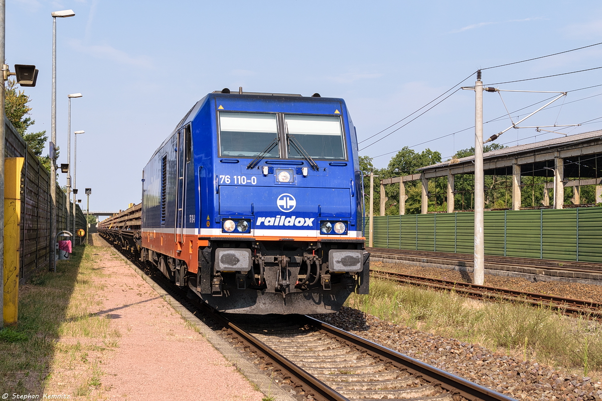 76 110-0 Raildox GmbH & Co. KG mit einem Schwellenzug in Großwudicke und fuhr weiter in Richtung Rathenow. 21.07.2018